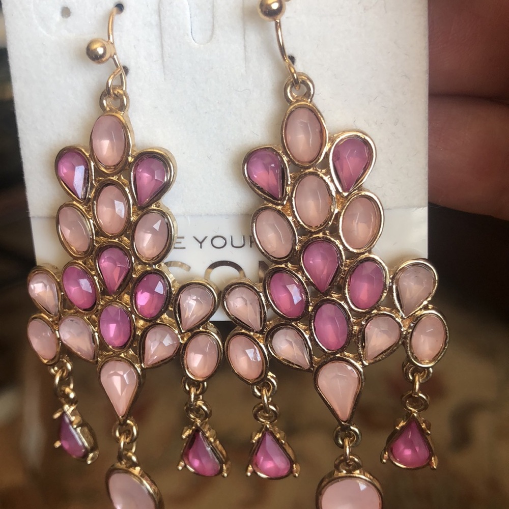 NWT Gold tone pink multi shade chandelier earrings. Never worn - Picture 3 of 3